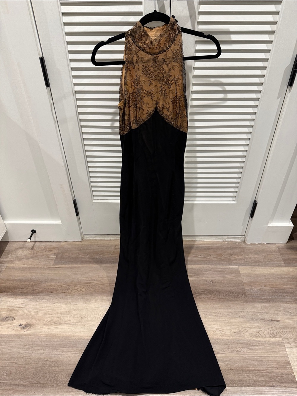 Elegant Black Evening Gown with Lace Bodice